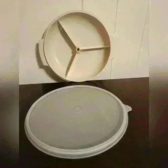 Vintage Tupperware Suzette 608 seal / lid 229  - missing handle - Picture 1 of 6